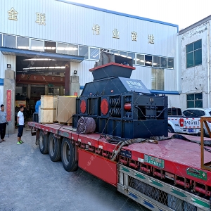 中大型半自動(dòng)對輥破碎機(jī)發(fā)往河南洛陽處理河卵石