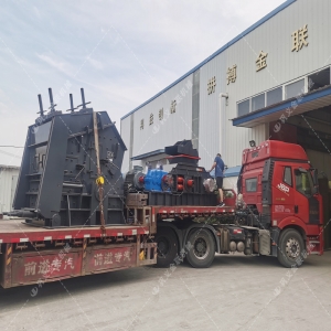 1000*700液壓對(duì)輥制砂機(jī)，1210反擊破發(fā)往四川