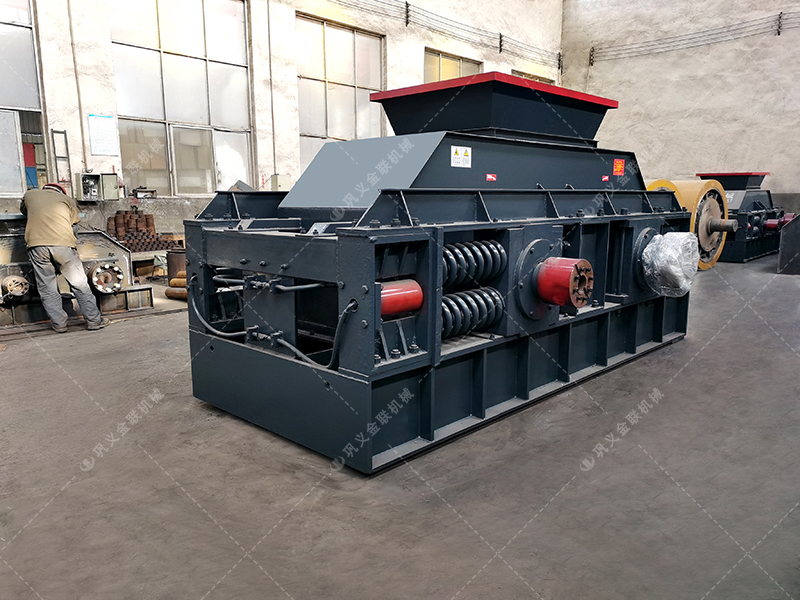 大型半自動液壓對輥制砂機(jī)發(fā)貨 發(fā)往內(nèi)蒙古