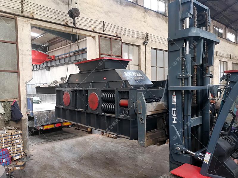 大型半自動液壓對輥制砂機(jī)發(fā)貨 發(fā)往內(nèi)蒙古