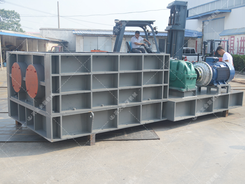 大型強(qiáng)力分級雙齒輥破碎機(jī)發(fā)貨圖片_發(fā)往山東_破碎煤炭